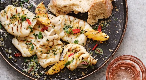 Острые кальмары с чесноком