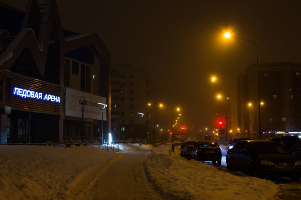 Noch-gorod-dekabr-zima-tuman-doma-zdaniia-sneg-mashiny-fonar