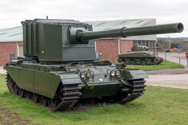 FV4005 front-right 2017 Bovington