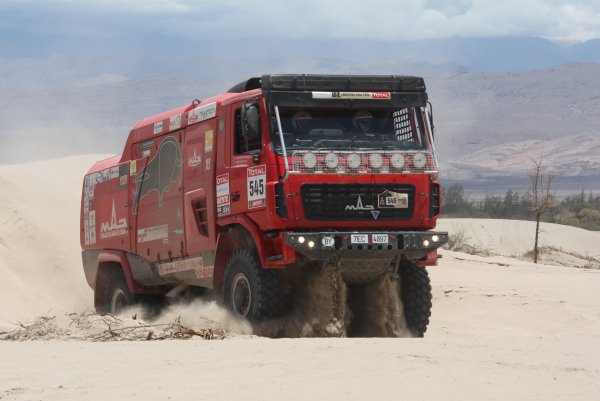 maz-gruzovik-ralli-pesok