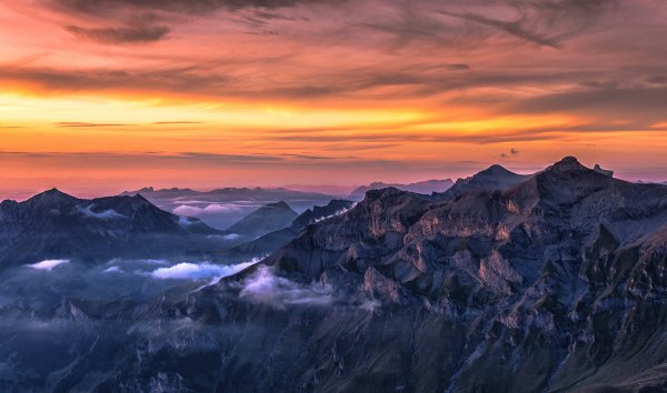 Gory-vershiny-nebo-zakat-vecher-oblaka