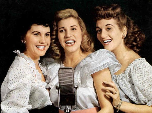 The Andrews Sisters - Put That Ring On My Finger