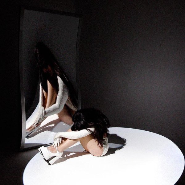 Nessa Barrett - dying on the inside