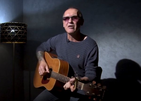 Ильдар ЮЖНЫЙ - У вокзала шляются бомжихи ...