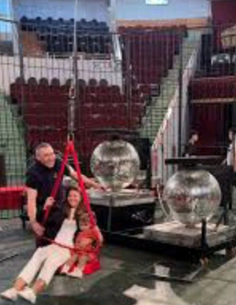 Suno - Во дворе качели скрипели до темна