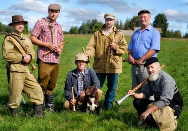 Нерехтский рожечный хор - Во кузнице