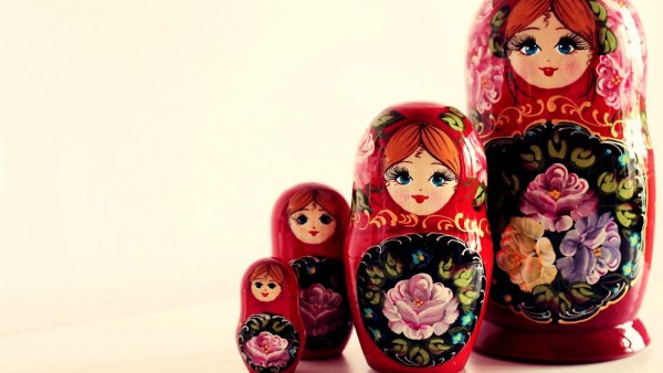 Matreshki kukly suvenir 49211 1600x900
