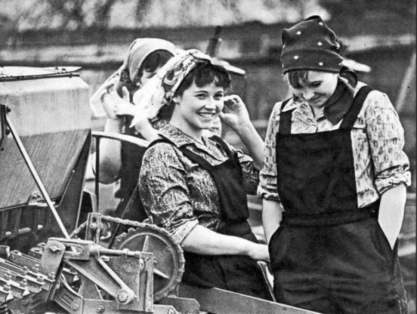 Без наклеенных ресниц и накаченных губ. Всё равно красивая