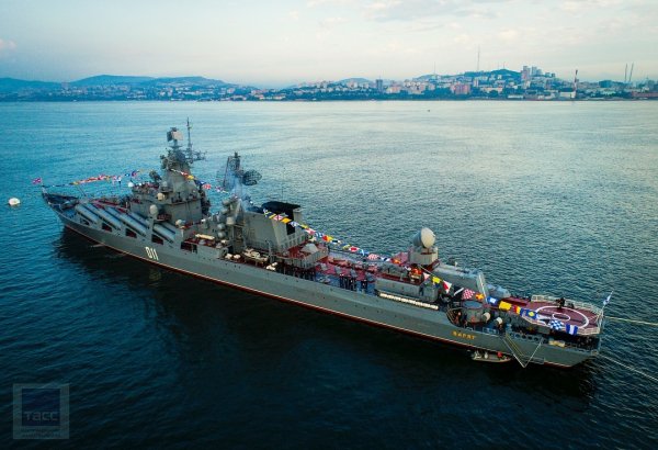 Ракетный крейсер "Варяг" в Амурском заливе