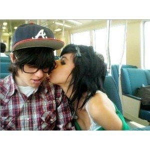 cute-emo-girl-kiss-love-Favim.com-86455