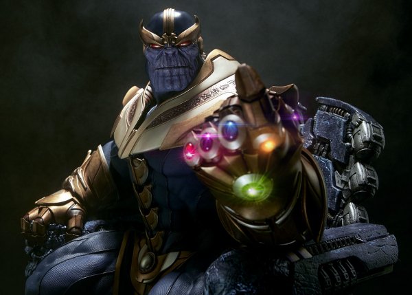 Sideshow-Thanos-on-Throne-Statue-Infinity-Gauntlet-Close-Up-