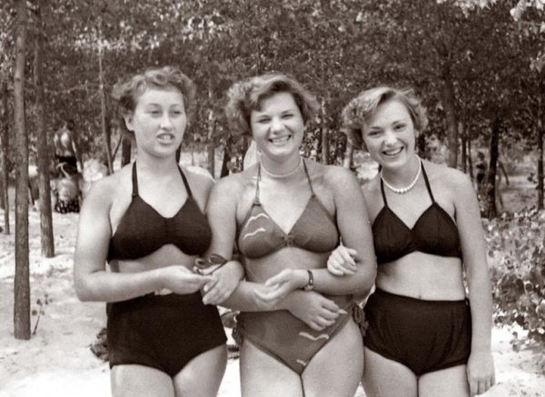 Советские женщины на песчаных берегах ,60-70-е годы