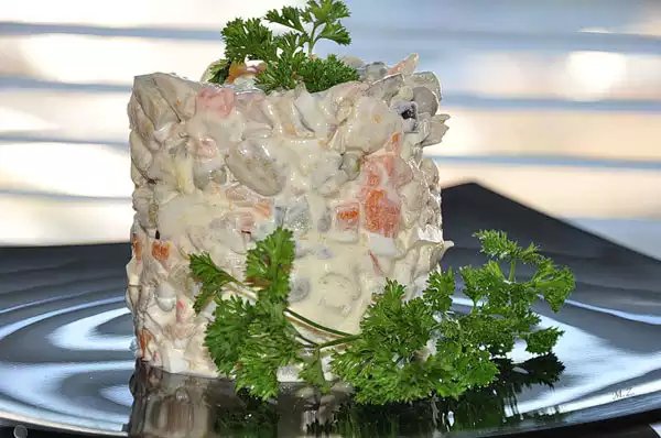 salat-stolichnyj-s-kuricej-1-2