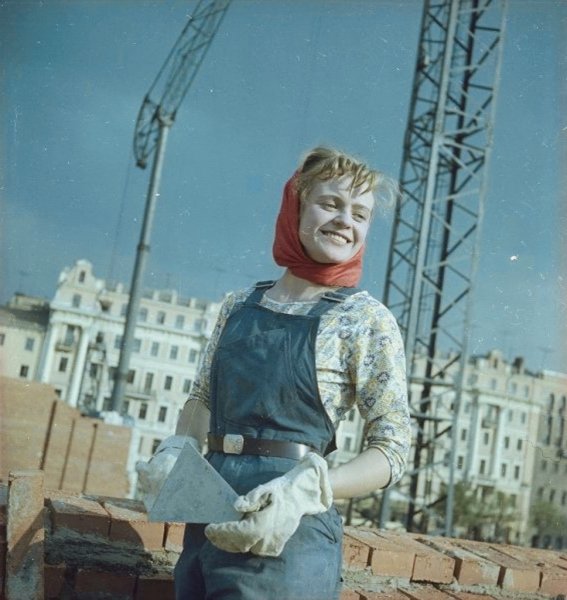 Девушка-каменщик с мастерком (1959 - 1960) Автор: Всеволод Т