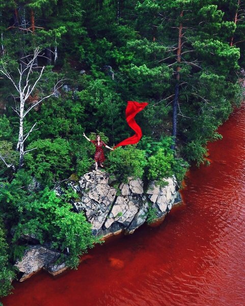 Красное озеро возле п. Майна, Хакасия