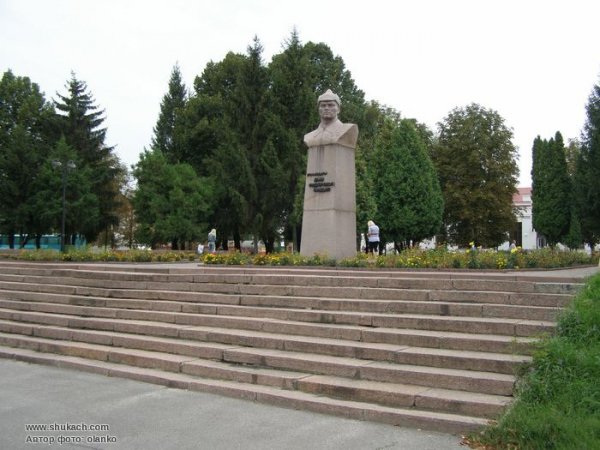 Памятник командарму Федьку. Ромны. Украи