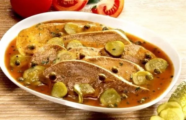 Мясное жаркое с соленым огурцом