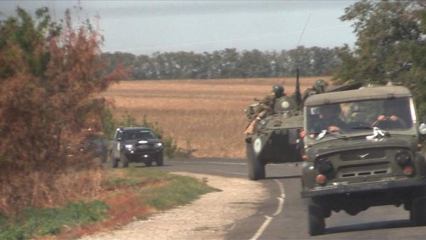 Военные РФ на чёрных пикапах Toyota Hilux