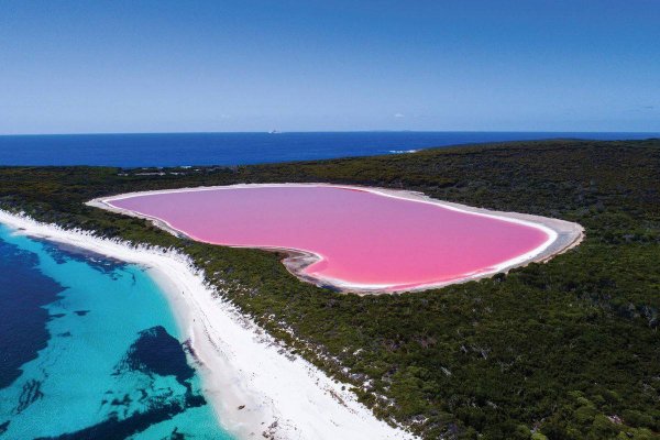 В Сенегале находится необычное озеро, которое поражает своим