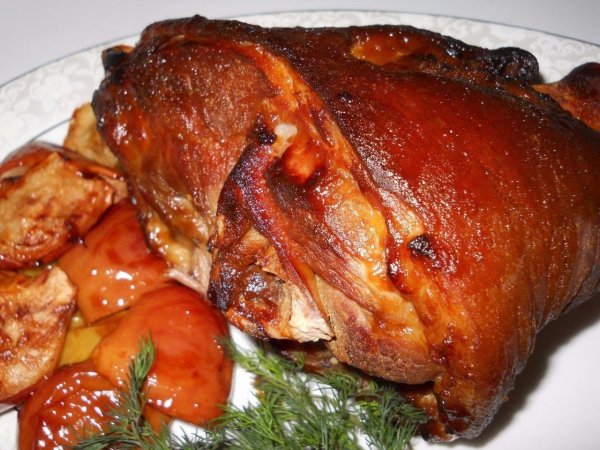 Свиная рулька с яблоками