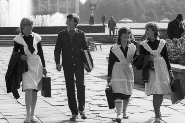 Интересно откуда они идут в белых фартуках и какой это год?