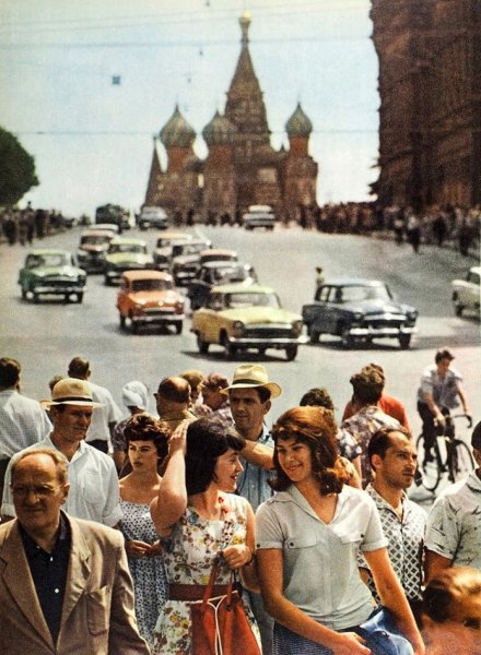 Красная площадь ещё без ворот, туристы интуристы