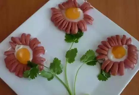 Ромашка из сосиски и яйца