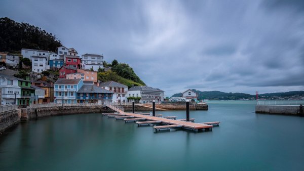 o-barqueiro-la-korunia-ispaniia-prichal-doma-gavan