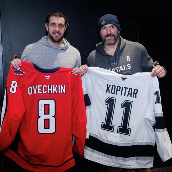 Обменялись игровыми свитерами