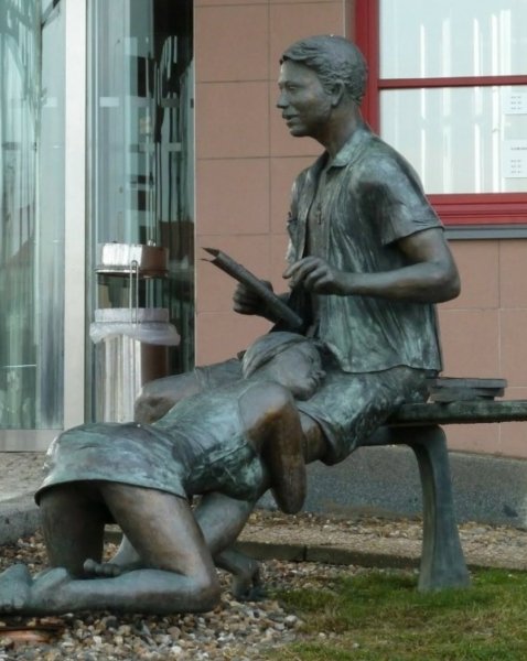 Скульптура посвящена безрассудным игрокам в Лотерею