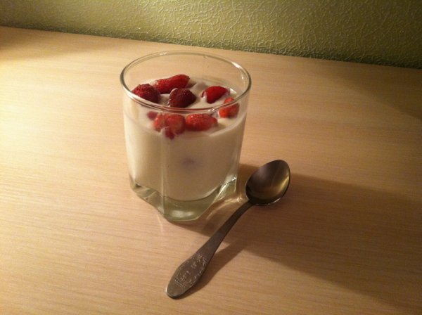 Йогурт с клубникой