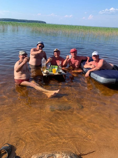 Как там рыбаки говорят ни хвоста Ни чешуи.....