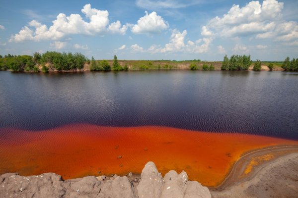 Вот такого цвета попадаются озёра, в наших путешествиях