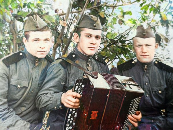 Если в роте гармонист - был он весел и лучист