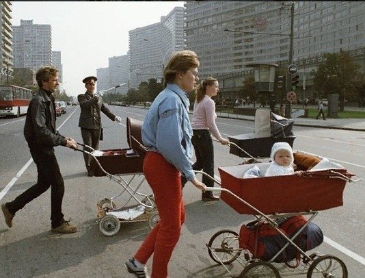 Москва, 1985г,Новый Арбат,родители с колясками переходят ули
