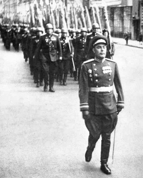 Генерал-майор Брежнев на 1-м Параде Победы. Москва 1945 г.