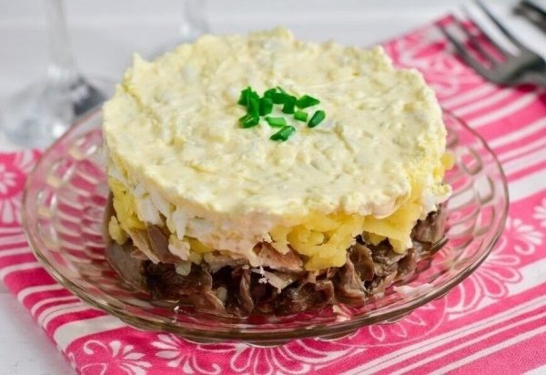 Cалат c отвaрным мясом и жарeными грибами