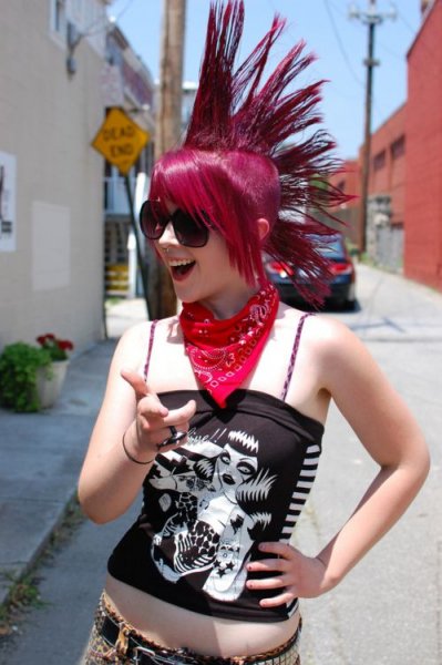 9b554a088caa0e30aed394cf85a3eebd--girl-mohawk-punk-mohawk