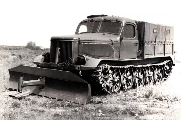 Тягач с бульдозерным отвалом