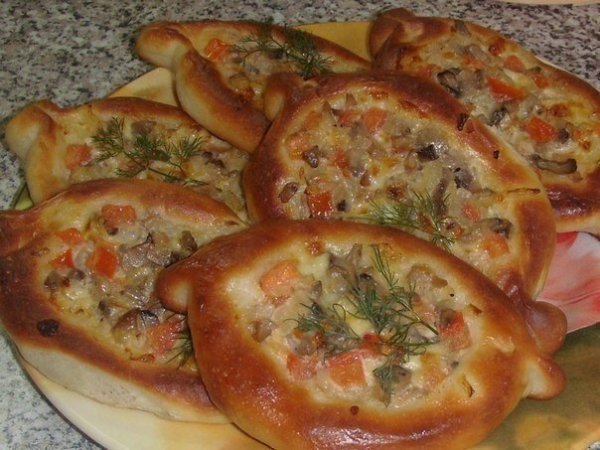 Pirozhki-lodochki s syrno-gribnoj nachin