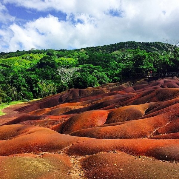 Разноцветные пески вулконического образования