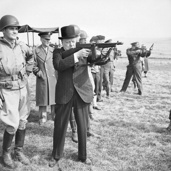 Чepчилль стpeляет из aвтомата Toмпсонa, 1944 гoд