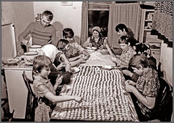 Традиционная лепка пельменей в большой семье