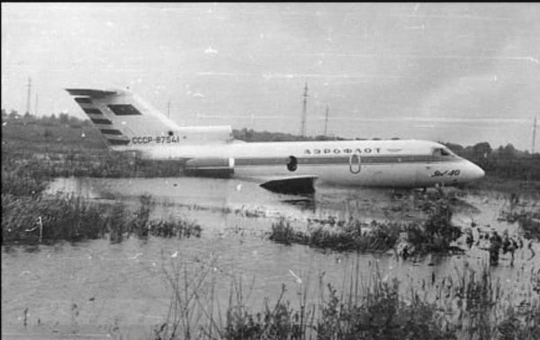 Як-40 потерпел крушение в болоте под Киевом в 1976 году