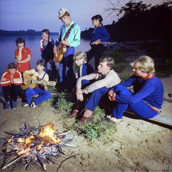 У костра под гитару у реки