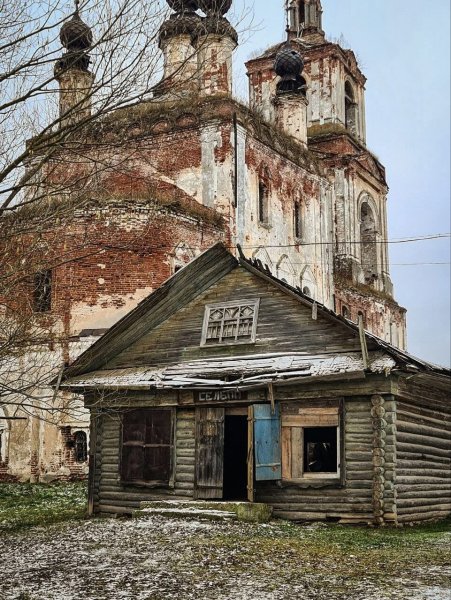 Вологодская Земля, покинутая деревня, Сельпо и церковь