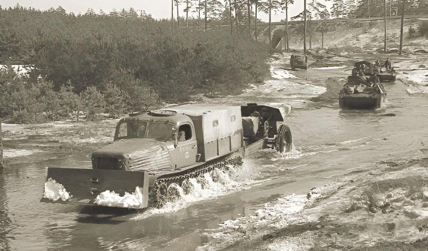 Тягач с бульдозерным отвалом