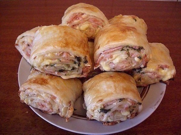 слоенные рулетики с колбасой и сыром