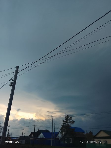 Весна..вечер..по небу молния гуляет..