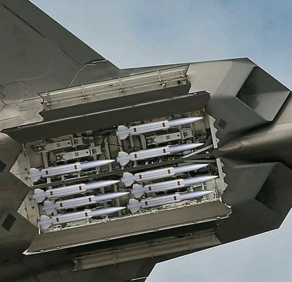 F-22 неслабый оскал